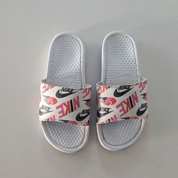 Women's Nike Benassi JDI Floral Black Red Slippers 618919-119 Size 7 Fall 2019 - Picture 1 of 7